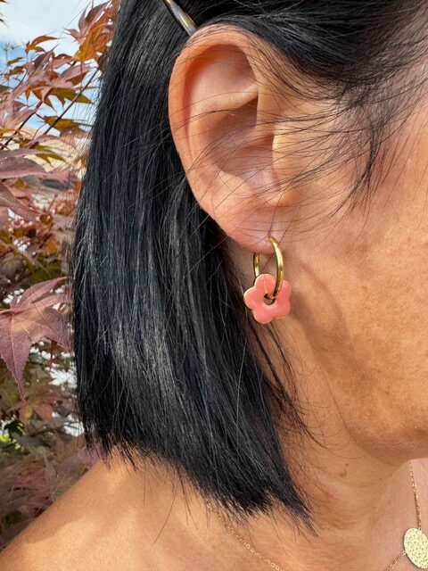 Boucles d'oreilles Fleur Aila couleur or et corail