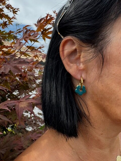 Boucles D'oreilles Fleur AILA couleur or et bleu canard